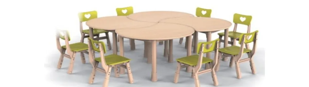 Маленький стол и стульчики для детской комнаты